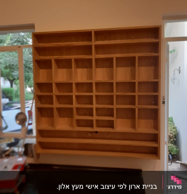 מדף עץ עם תאים מרובים על קיר